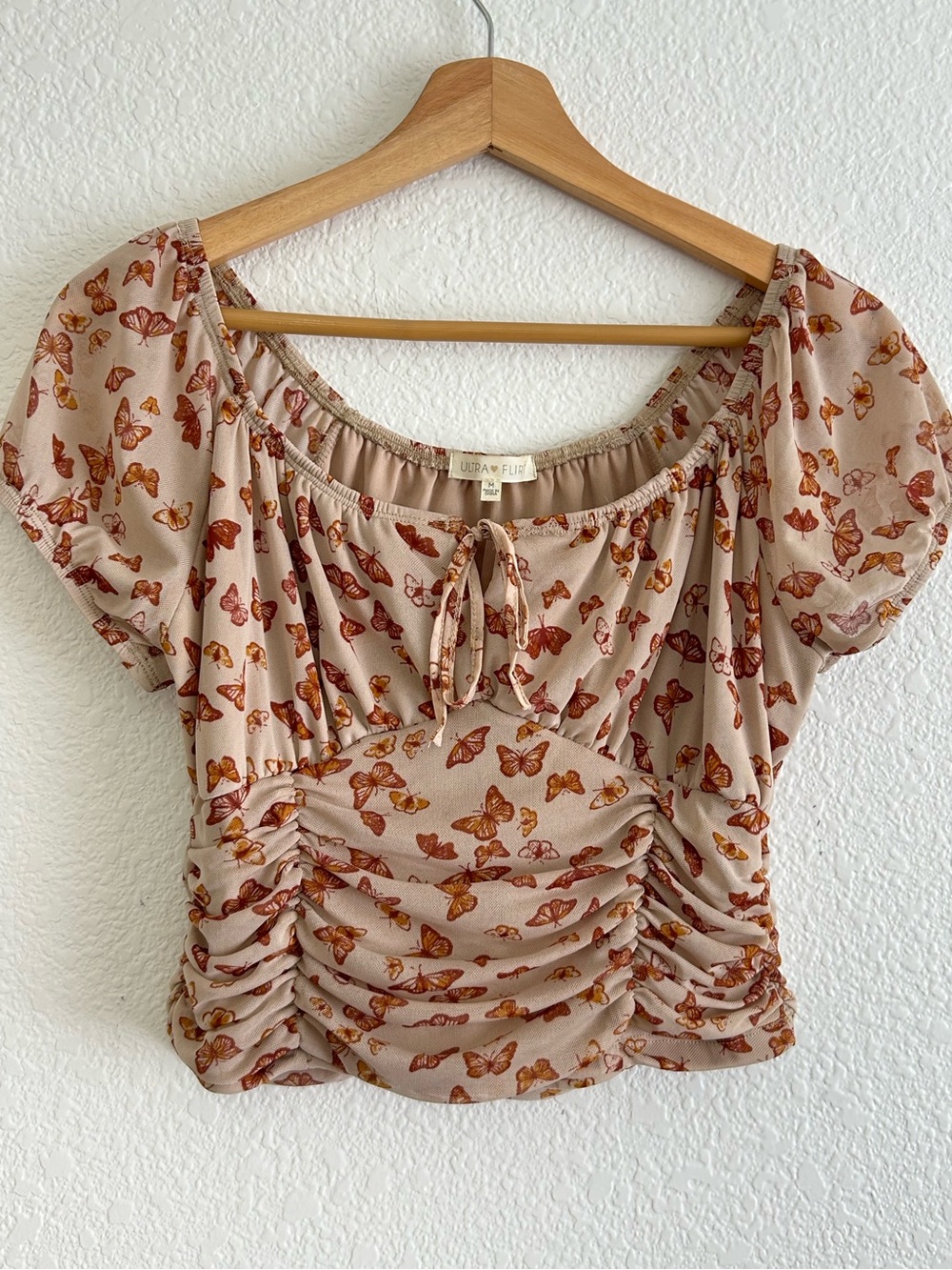 ULTRA FLIRT Size M Nude BUTTERFLY Print Ruched Short Sleeve Top